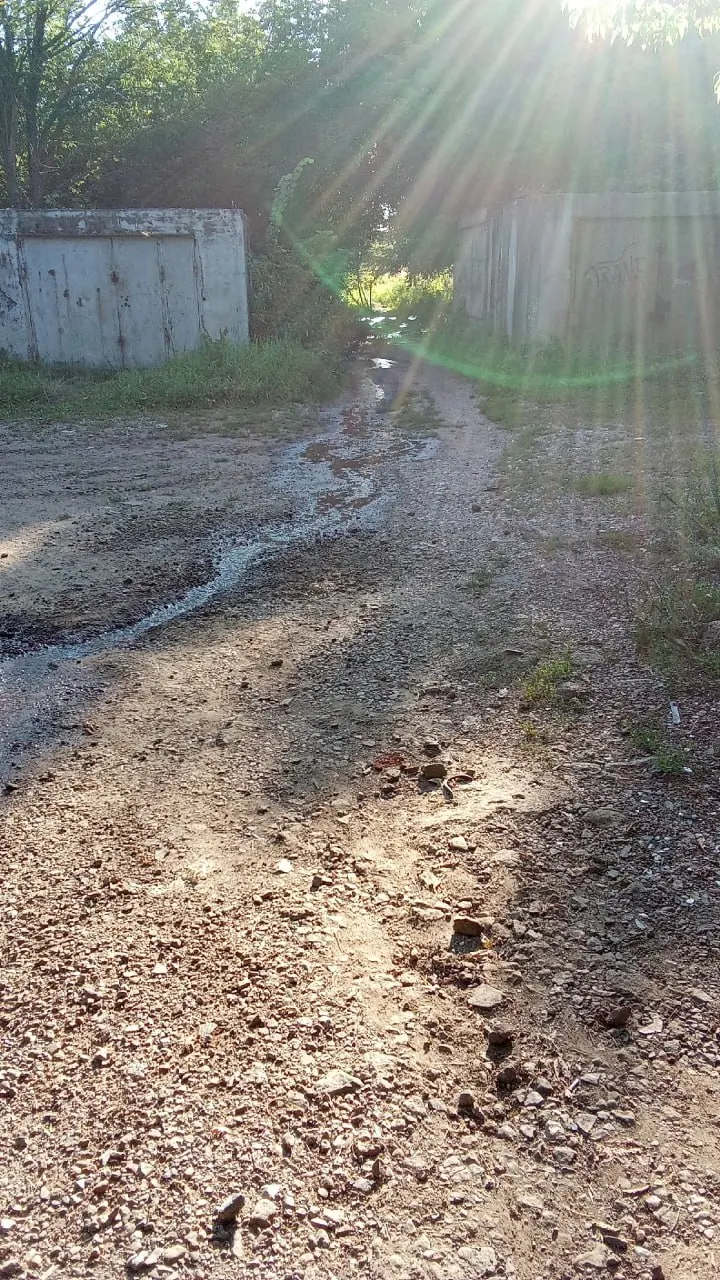 Жители района Шакша сталкиваются с затором ветки водопровода и ростом тарифов на ЖКХ, что влияет на повседневную жизнь.