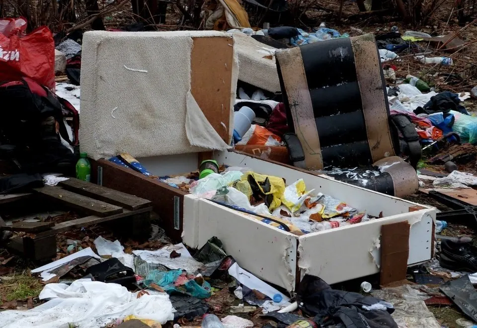 Мусорные завалы вблизи водохранилища тревожно влияют на регион, власти спорят о том, кто должен вывозить отходы.