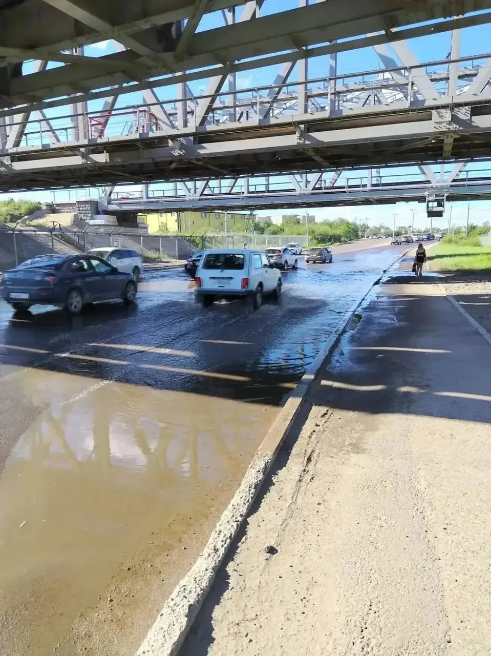 Под мостом на Лазо временно ограничат движение на полчаса из‑за подъёма воды; ограничение будет действовать до снижения уровня.