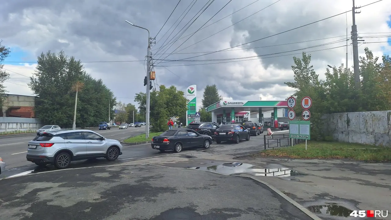 Очереди на заправках сохраняются; в наличии остались только АИ-92 и дизель, 95-й бензин в пути. Водители жалуются на качество топлива и частые поломки насосов.