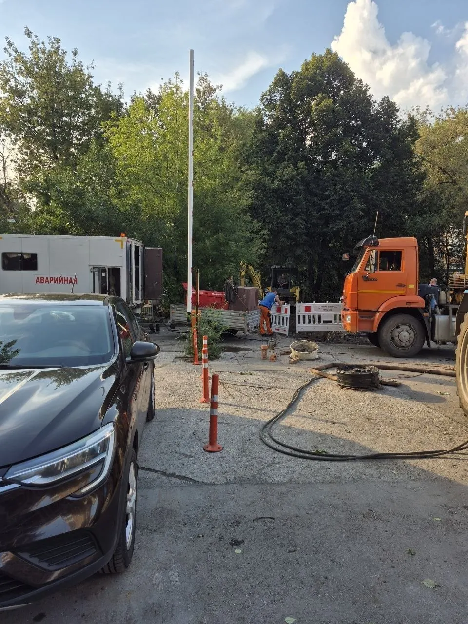 Горячая вода временно недоступна; во дворе дома 24 по улице Ново-Садовая продолжаются работы на тепловых сетях. Представители Т Плюс утверждают об отсутствии аварий.