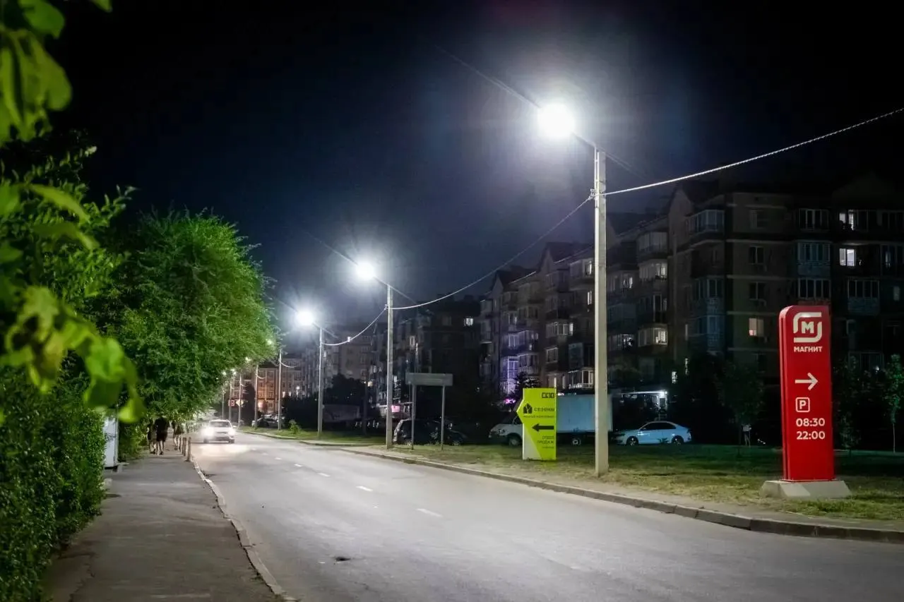 По просьбе местной жительницы на участке Западного района обновлено уличное освещение: установлены 37 фонарей.