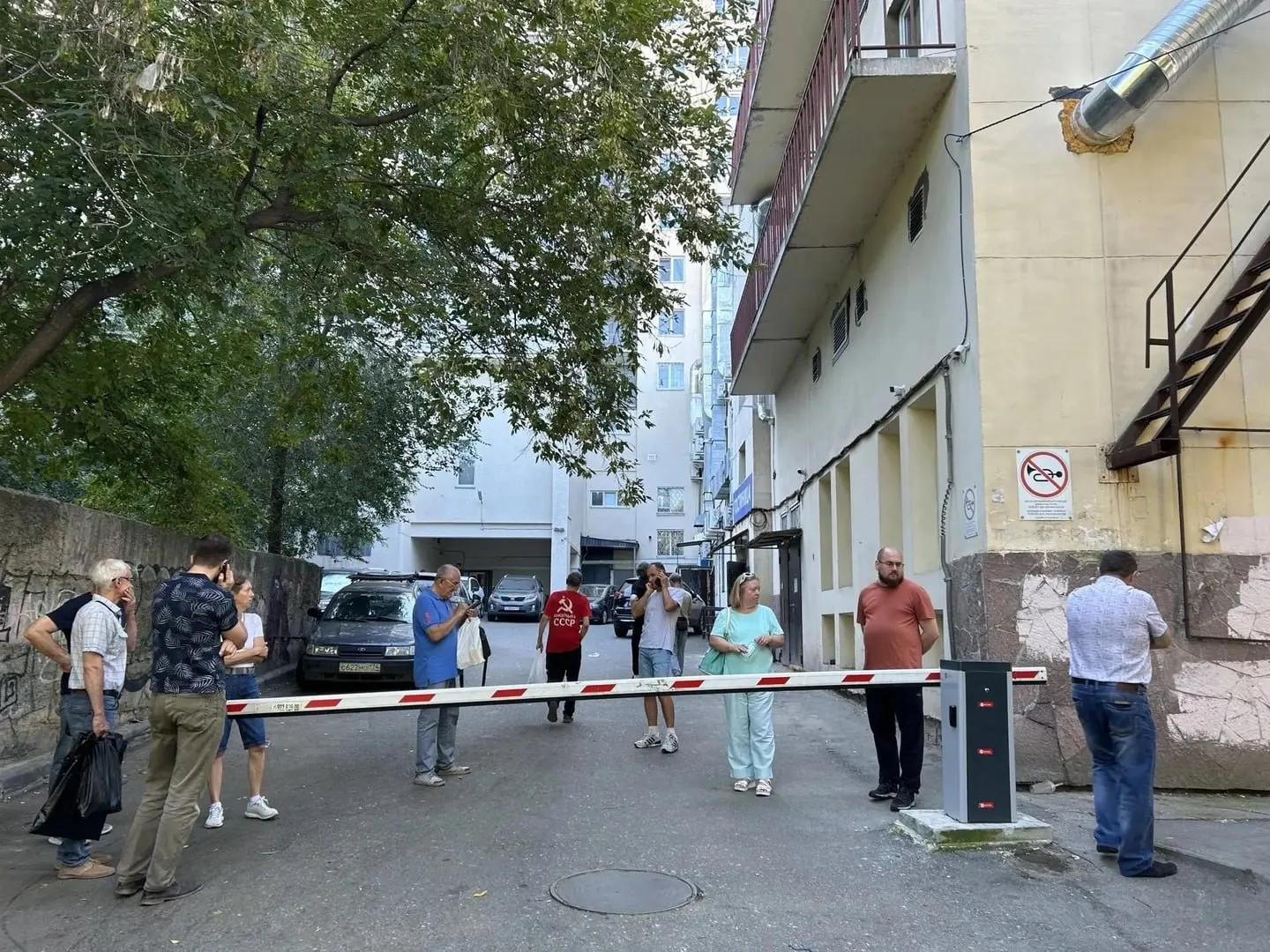 Жители многоквартирного дома столкнулись с демонтажем шлагбаумов и спором о доступе к помещениям торгового объекта; конфликт перешел в юридическую плоскость после вмешательства муниципальных служб и полиции.