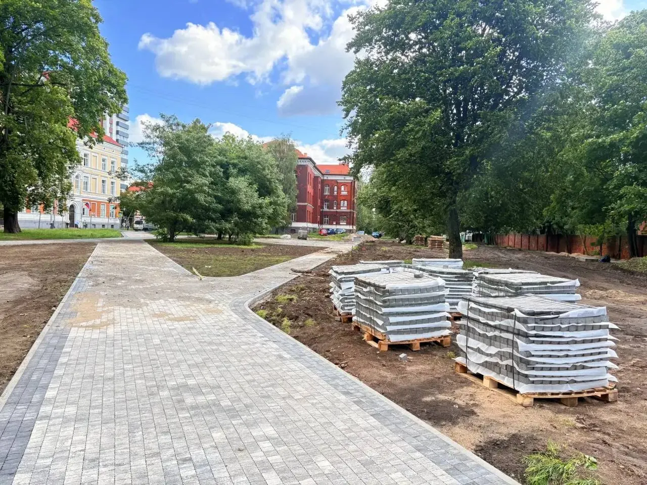 В зелёной зоне у Фрунзе обновят электросети, улучшают пешеходные маршруты, проложат дополнительные дорожки и завершат озеленение прилегающей территории.
