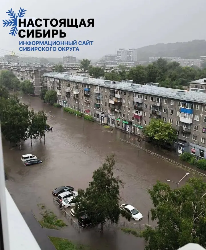 В Орджоникидзевском районе из-за мощных дождей затоплено около 200 приусадебных участков и 35 жилых домов. Жителей эвакуировали, спасатели откачивают воду и чистят ливневки.