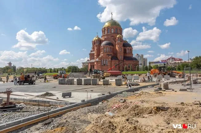 На главной площади города видны техника, груды стройматериалов и незавершённые работы — сроки сдачи благоустройства сорваны.