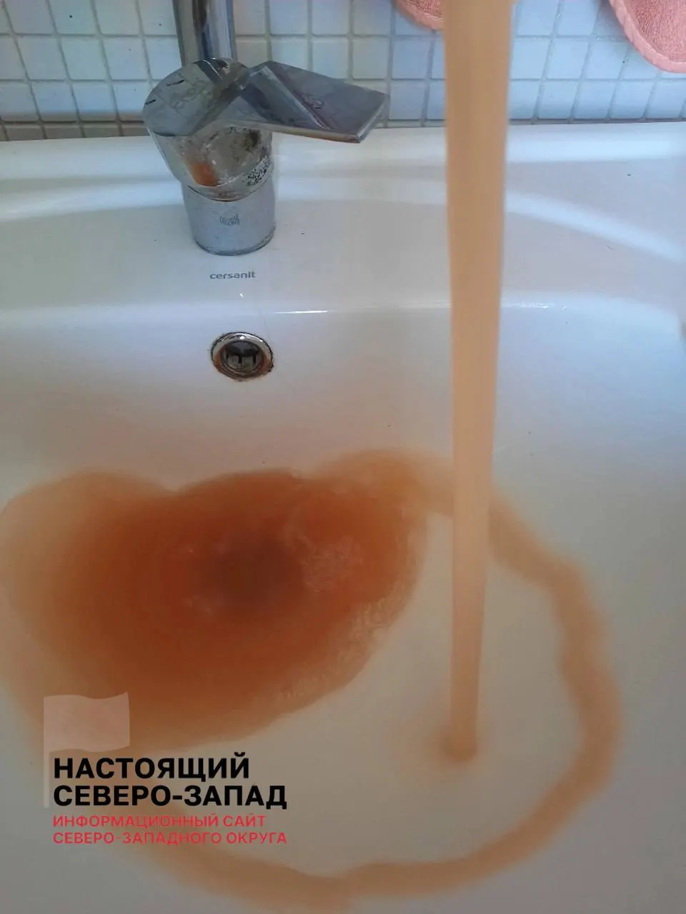 Местные жители жалуются на длительную проблему водоснабжения: из кранов течёт грязная вода с неприятным запахом и песком даже после ремонта сетей.