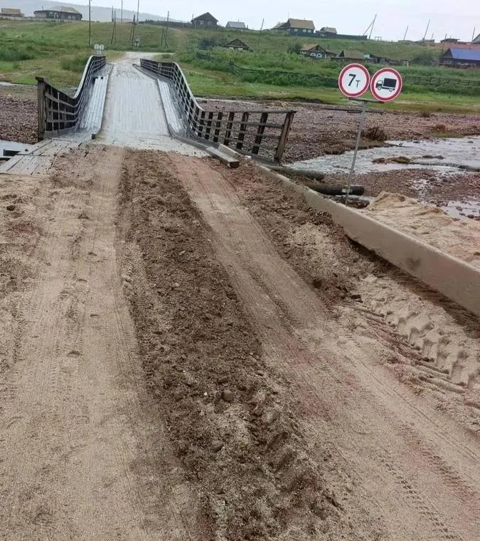 Из-за паводка опоры моста оказались размытами, береговая насыпь обрушилась; жители восстановили переправу своими силами, обеспечив доступ к инфраструктуре.