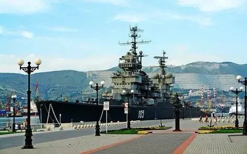 Из-за прорыва двух водоводов на улице Магистральной подача воды в городе прекращена; специалисты работают на месте, восстановление ориентировочно к 22:00.
