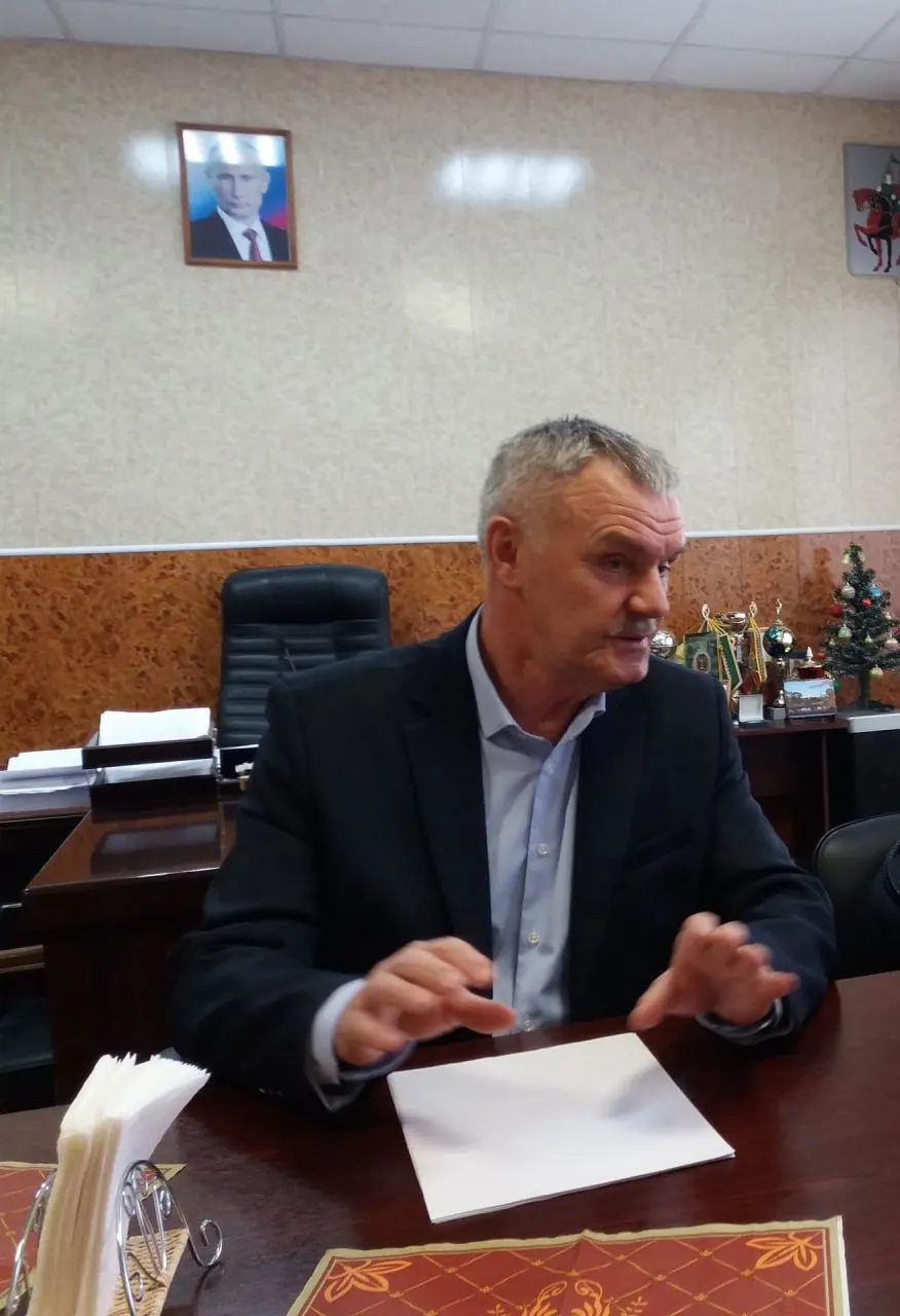 Дело связано с отопительным инцидентом в деревне Коленово зимой 2026 года; суд не прекратил производство против Владимира Попова.