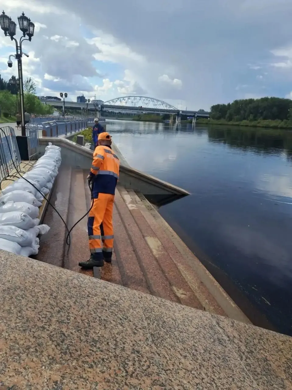 На набережной приводят в порядок откосы между уровнями, очищают поверхность и ведут ремонт.