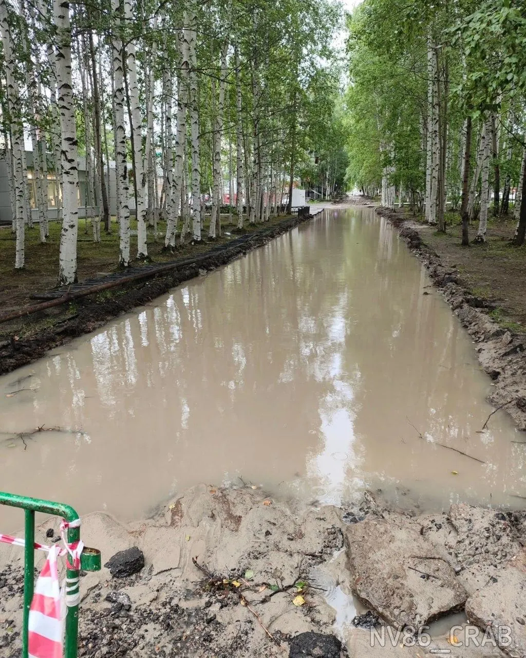 Город вновь затопило: вода подтопила дворы и дороги, а торговый центр оказался под водой. Жители выражают тревогу из-за потенциального подтопления подвальных помещений.