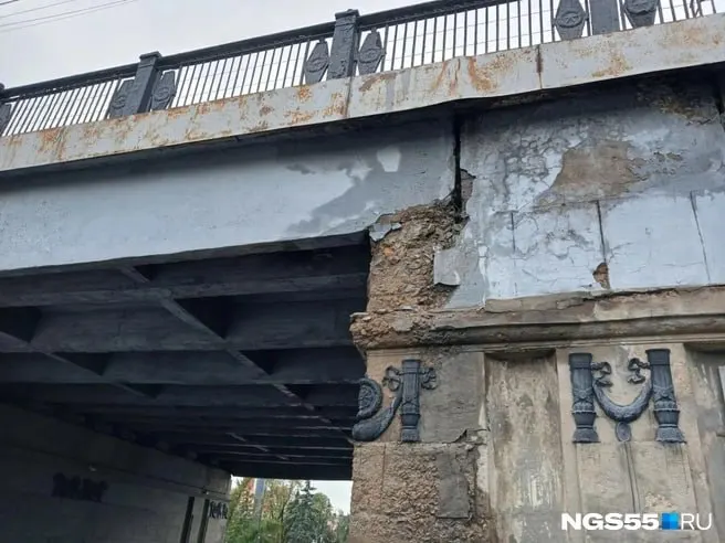 По результатам обследования трещина возникла из-за разрушения деформационного шва и износа гидроизоляции; движение по мосту пока возможно, но капитальный ремонт запланирован на 2026 год, стоимость — не менее миллиарда рублей.