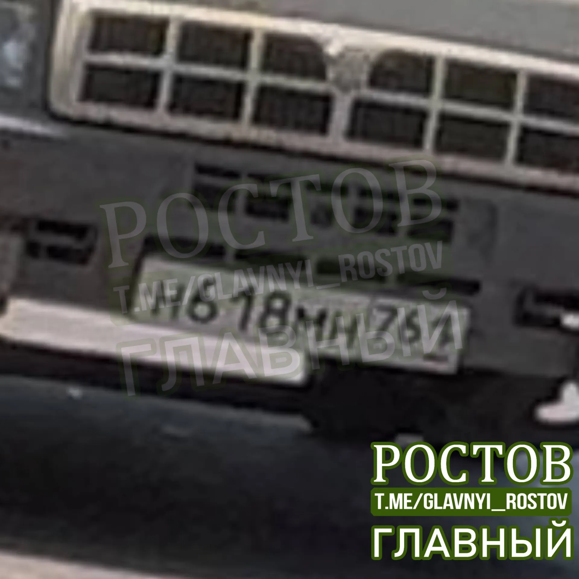 Местные жители сообщают, что возле подъездов вываливают строительный мусор в бытовые контейнеры; ситуация требует разбирательства со стороны коммунальных служб.