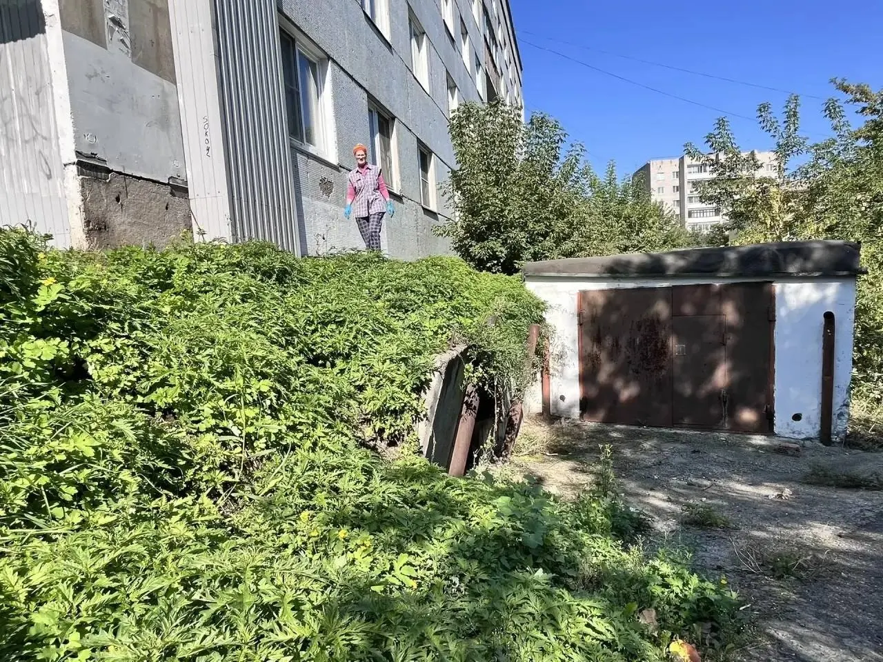 У дома №12 на улице Ады Лебедевой образовался провал возле фундамента, рядом накренилась подпорная стена и просел канализационный люк. Местные власти приступят к устранению аварии; вопросы по состоянию сетей вызывают озабоченность.