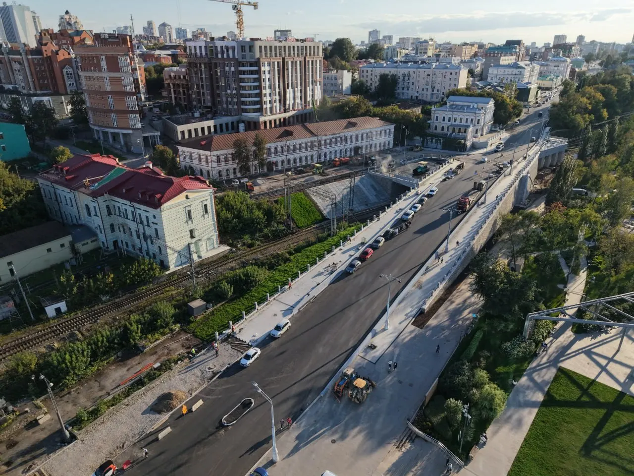 После реконструкции в Перми возобновлено движение по мосту, обновлена инфраструктура у набережной и введены новые условия движения; запущена акция на бензин.