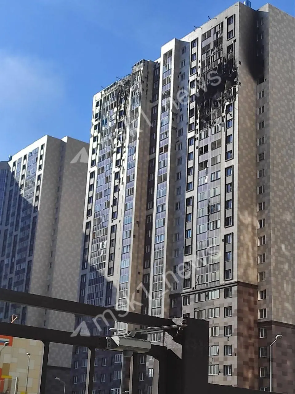 После повторной атаки беспилотника жильцы жалуются на разрушения; restoration сроков пока нет, но риск повторной атаки сохраняется.