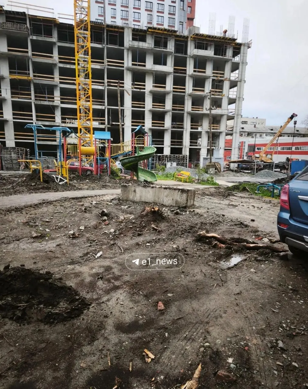 Жители девятиэтажки жалуются на долгие задержки работ и грязь во дворе, пока идёт благоустройство.