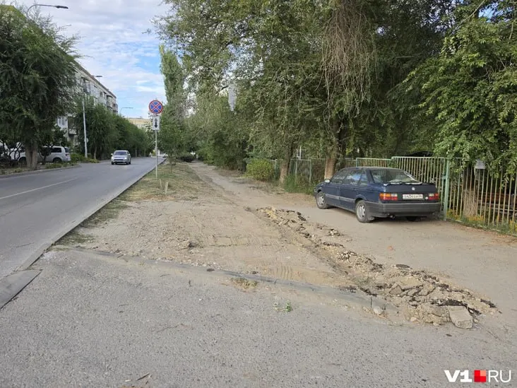 Дорожная техника заняла участок от 7-й Гвардейской до Пражской; в мэрии заявили о планах проложить поливочный водопровод до 7-й Гвардейской.