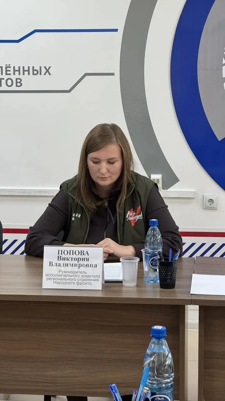 Региональный лидер Народного фронта сообщил, что жители часто не знают своих кандидатов и не видят результатов их работы; обсуждались обращения по дорогам, мусору и ЖКХ и необходимость включения их в региональные программы.