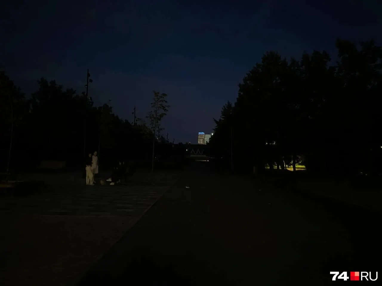 Жители жалуются на отсутствие освещения в обновлённом парке; администрация района пообещала устранить проблему.