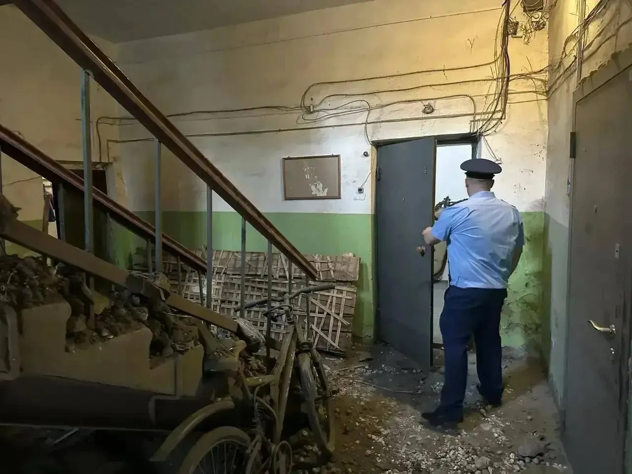 Прокуратура Центрального округа Омска обратилась в суд с требованием признать дом аварийным и расселить жильцов после обрушения потолка; здание входит в список объектов культурного наследия.