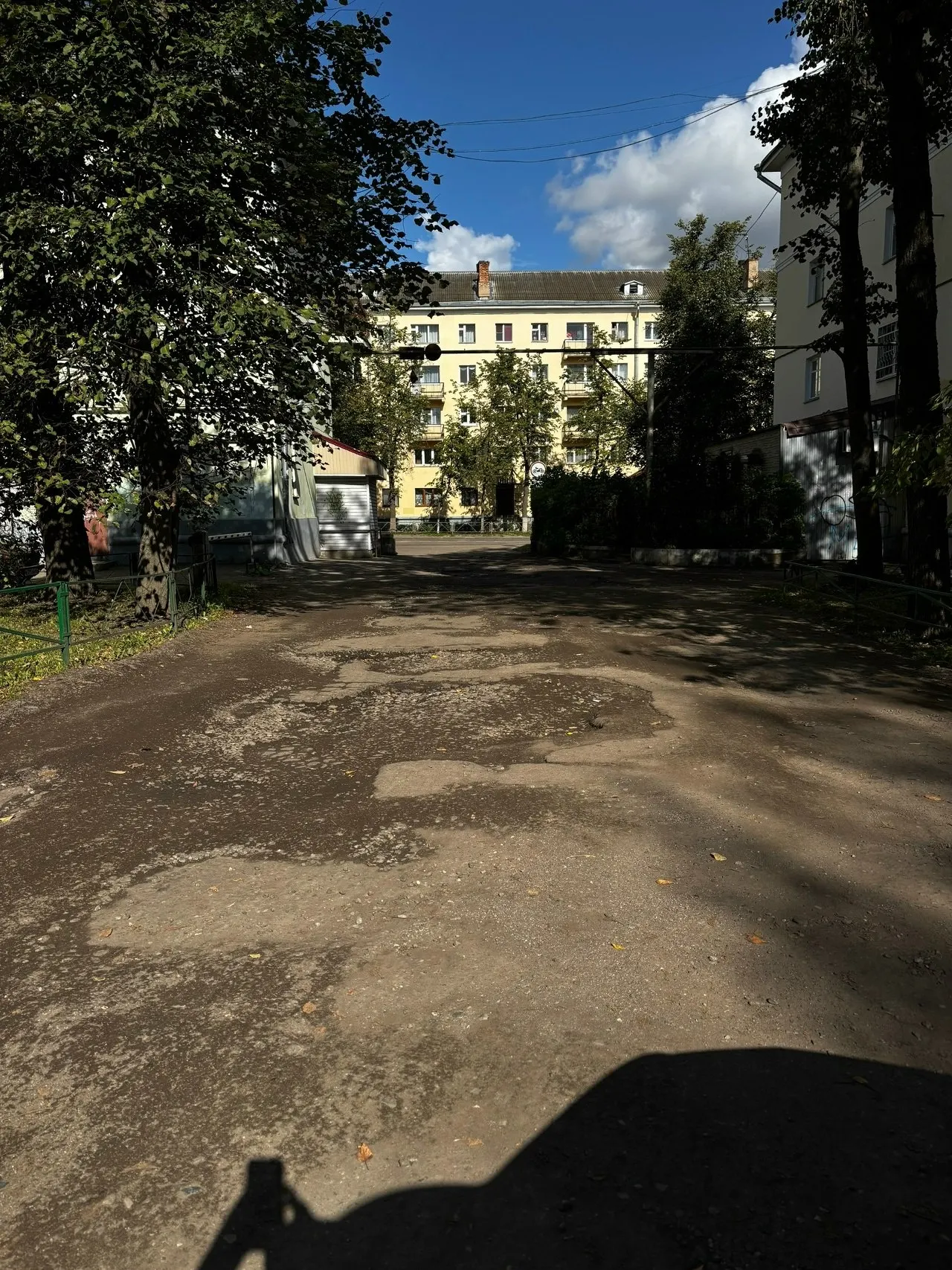 Подъезд к двору по адресу Ленина, 44 сильно поврежден, проезд затруднен. Необходимо вмешательство ответсвенных служб.