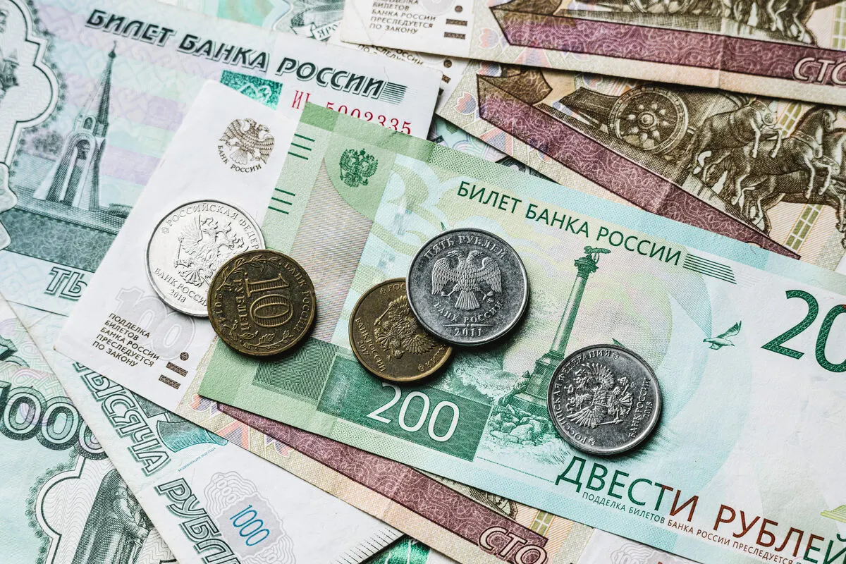 Правительство приняло решение о возможности повышения платы за ЖКУ выше плановых значений в отдельных регионах, поясняя это пересмотром предельных индексов и региональными особенностями.