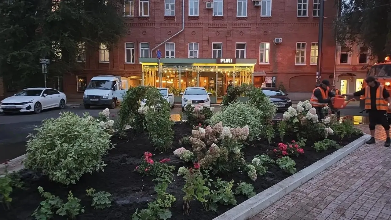 Завершение благоустройства площади с новыми клумбами запланировано на 11 сентября.