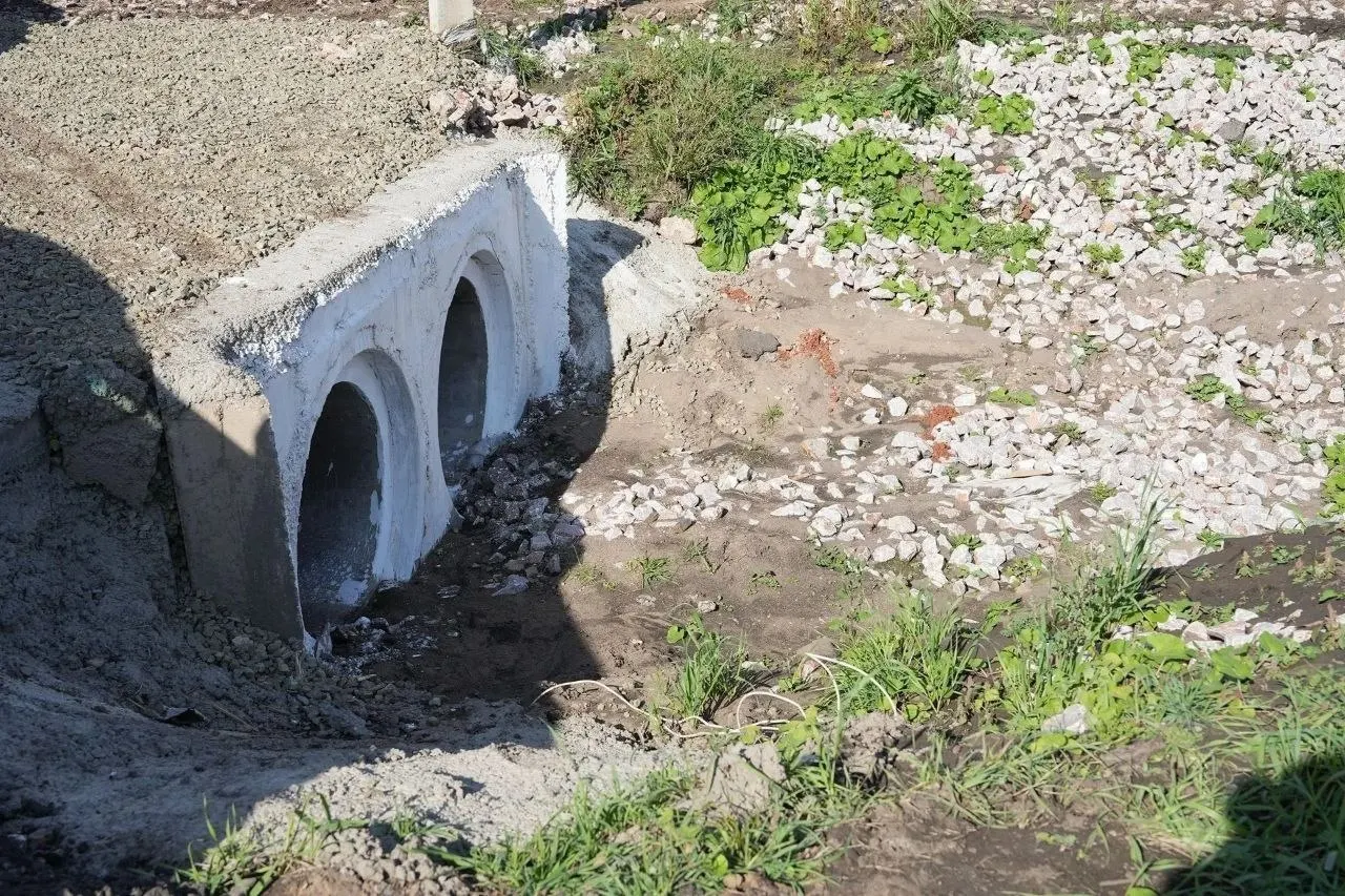 После паводков в деревне введены новые водоотводные каналы и трубы; проверку планируют после ближайших осадков.