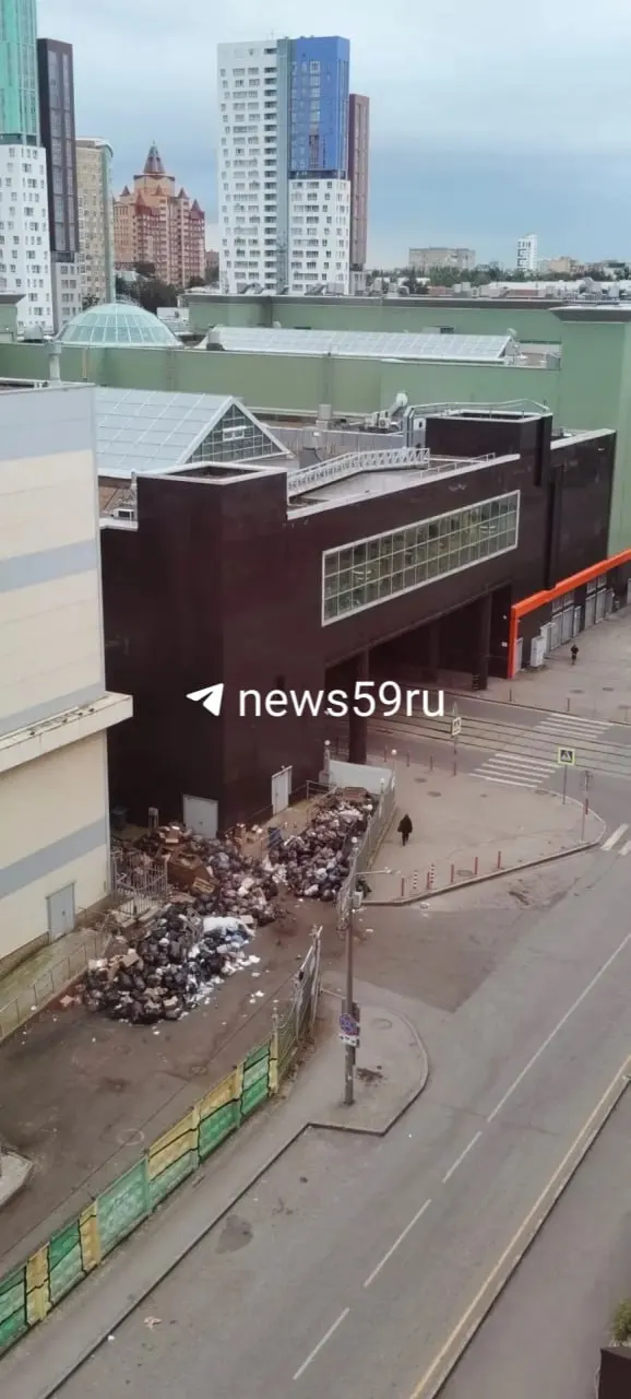 Жители Перми жалуются на скопление мусора возле площадки ТРК «Семья» и требуют реакции коммунальных служб.