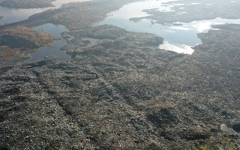 Водоохранная зона двух рек Норильска зафиксировала многократное превышение безопасных уровней вредных веществ; необходим мониторинг и меры реагирования.
