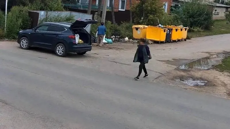 Жители дома №37 по улице Серфаимовича сообщают об неудобствах из‑за неудачного размещения площадки для ТКО и штрафах до 50 тысяч рублей за мусор вне контейнеров.