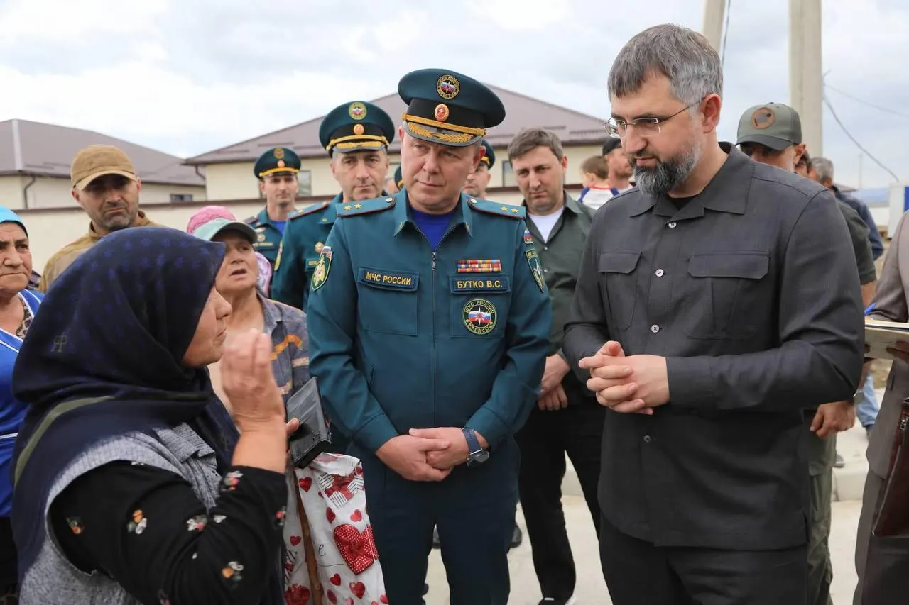 52 дома для пострадавших от паводка почти готовы к заселению; передача ключей запланирована в ближайшие дни. В Дербентском районе возведён новый микрорайон Мамедкала; власти и жители следят за процессом восстановления.