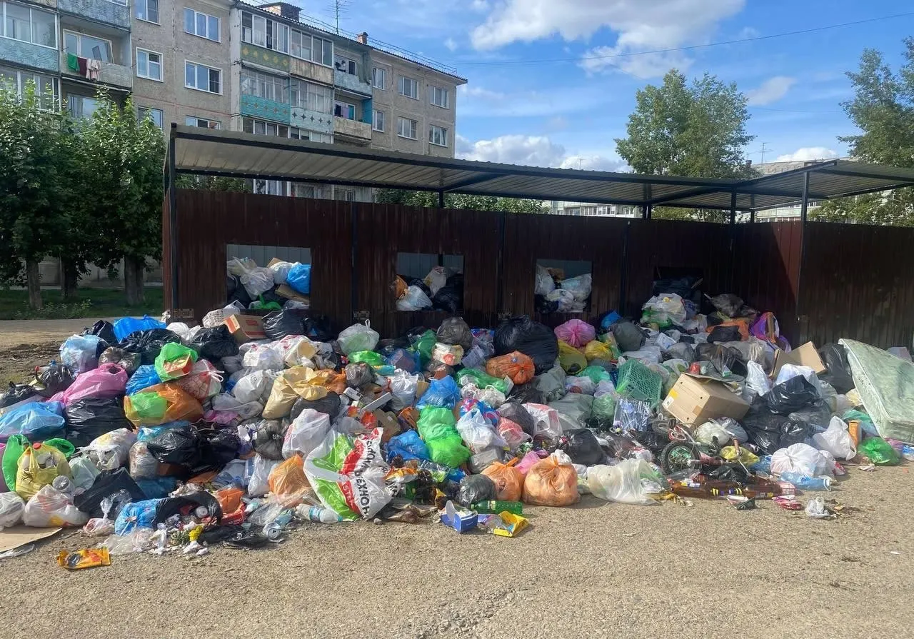 Жители района сообщают, что площадка под мусор ограждена, контейнеры не установлены, договор на вывоз мусора не заключён.