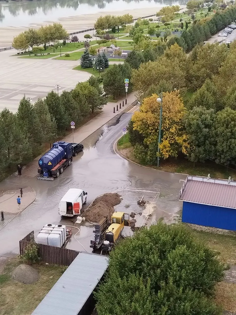 Из-за аварии временно отсутствует водоснабжение по адресу на ул. Рождественская Набережная; на месте работает аварийная бригада, техническую воду можно набрать на участке ул. Рождественская Набережная, 19.
