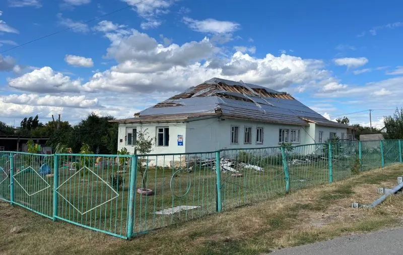 В Орловом Логе под Воронежем капремонт детского сада сорван: здание мокнет, мебель портится, контракт расторгнут. Дети перевозят в соседний населённый пункт; УФАС зарегистрировало ещё двух недобросовестных подрядчиков.