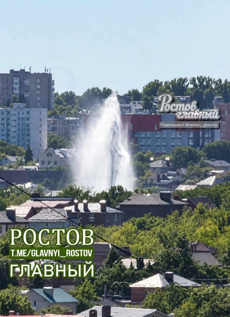 Из-за опрессовки труб в Железнодорожном районе возник водяной фонтан до пятого этажа.