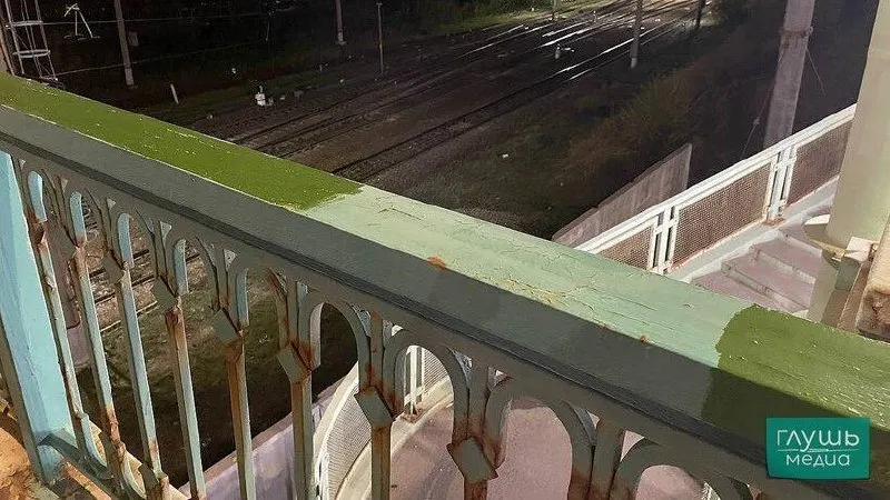 На мосту удалены следы мусора; надписи на перилах замазали яркой краской, лифт пока не функционирует.