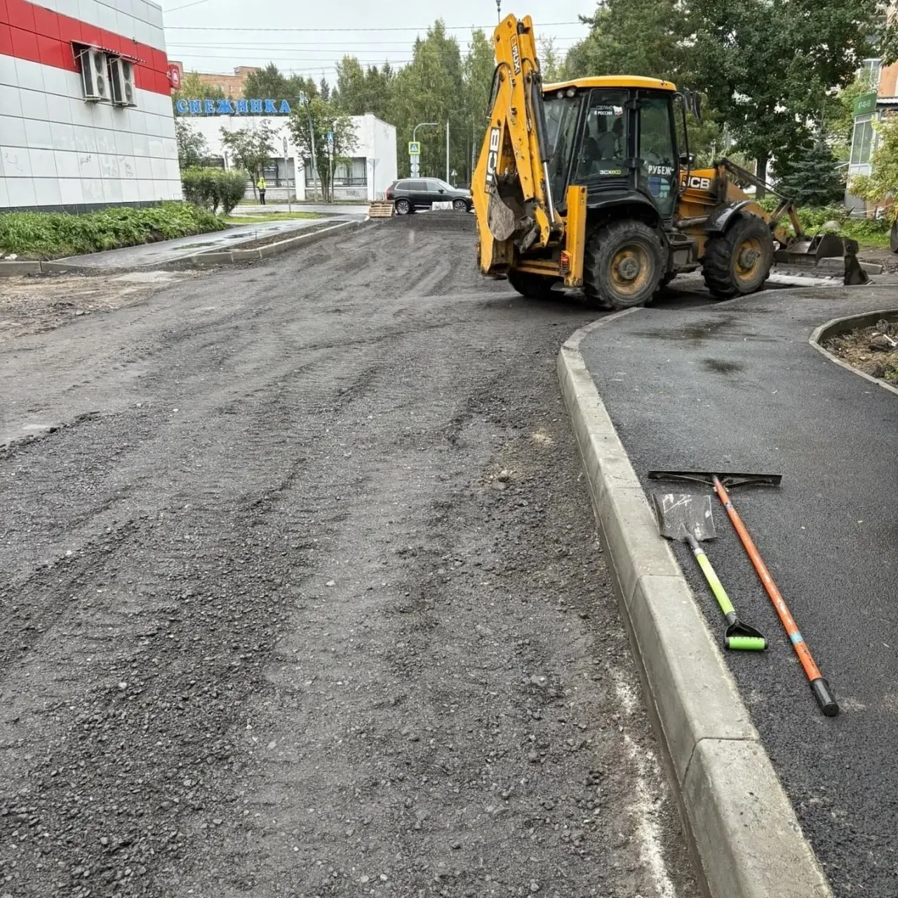 Ремонт на участке между Воскресенской и Попова подходит к завершению: тротуары обновлены и начинается укладка асфальта; контракт оценивается в 11 млн рублей.