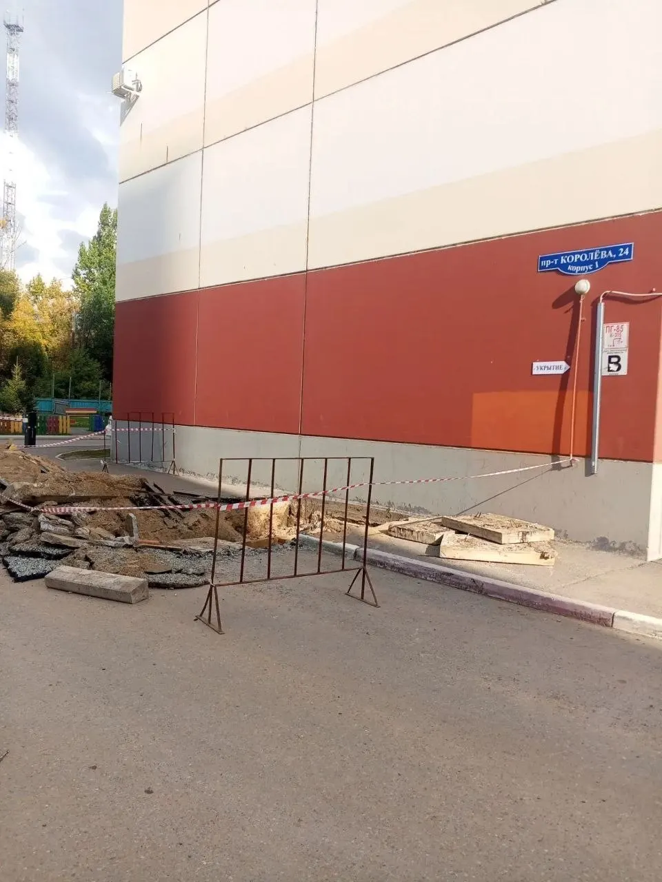 Жители дома на Королёва, 24/1 в Омске остаются без горячей воды с 14 июля и требуют от коммунальных служб пояснений и конкретной даты восстановления.