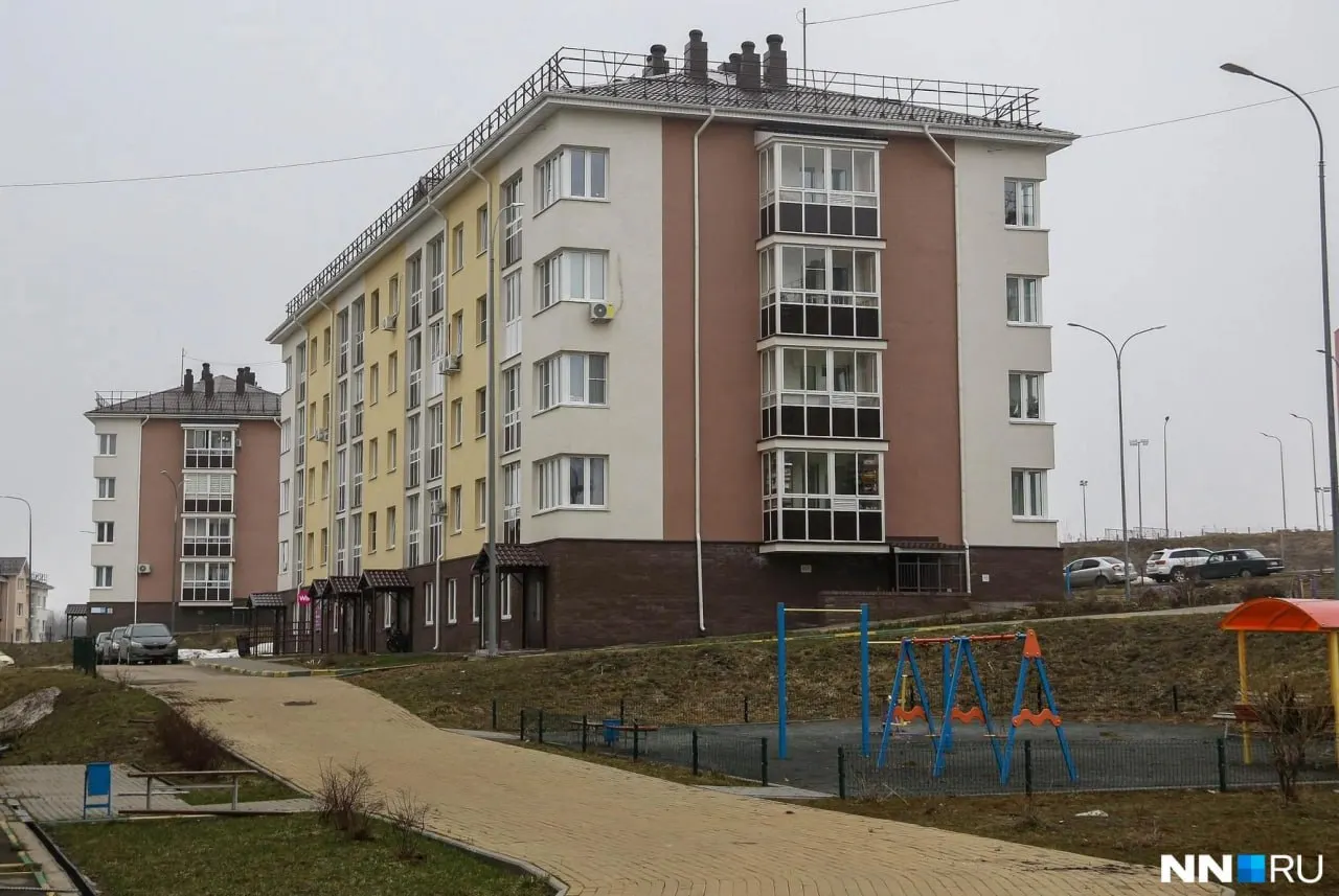 Жители ЖК жалуются на отсутствие уличного освещения; решение проблемы и передача сетей в муниципалитет откладываются до конца года.