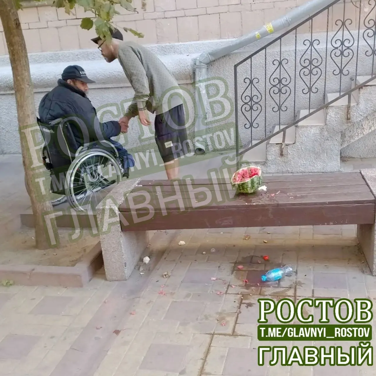 Жители центра города фиксируют повторяющийся беспорядок: распитие алкоголя и мусор после действий лица в инвалидной коляске. Обращаются за помощью по восстановлению порядка.