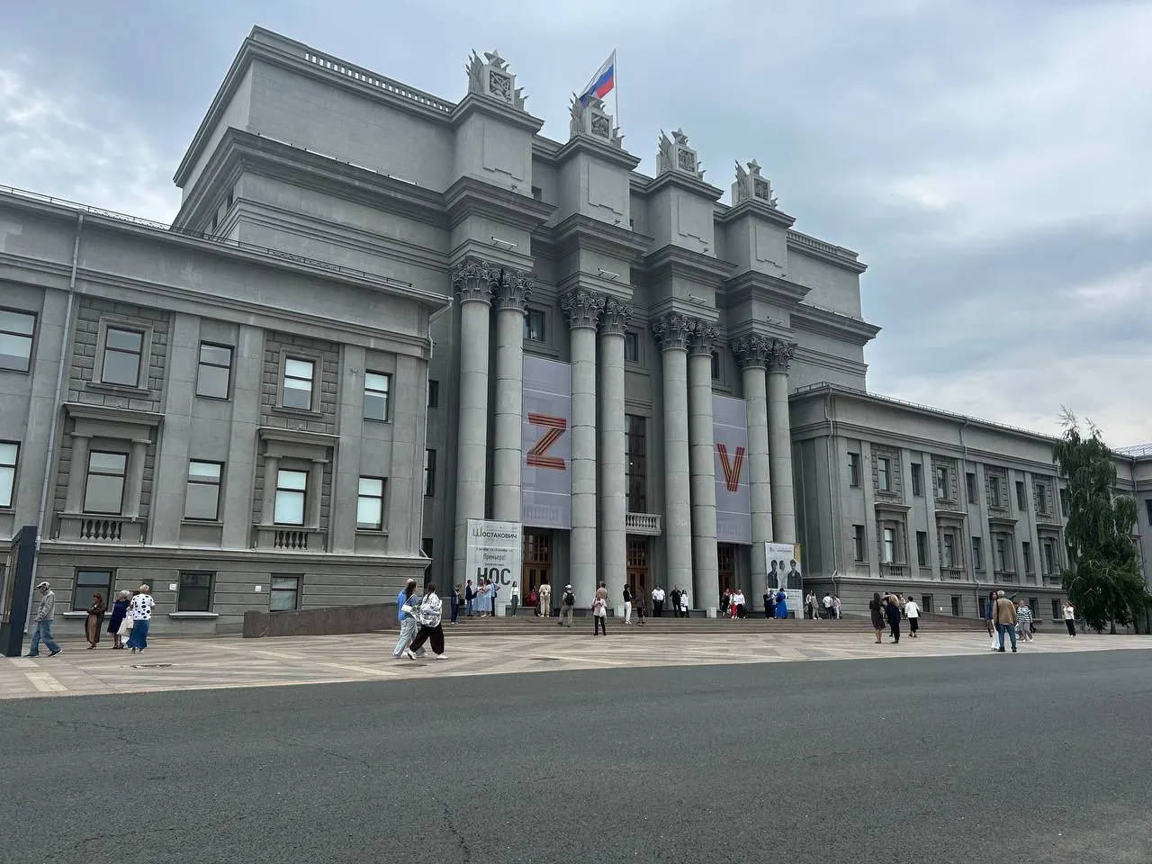 Жители жалуются на ночную эвакуацию авто возле площади после культурных мероприятий. В прошлом подобные ограничения обсуждались властями, что вызывает сомнения в гибкости правил парковки.