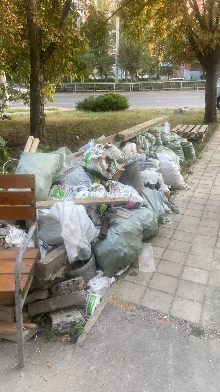 Жильцы дома №217/1 жалуются на длительную неубранную строительную свалку после ремонта; мешки лежат во дворе уже два месяца.