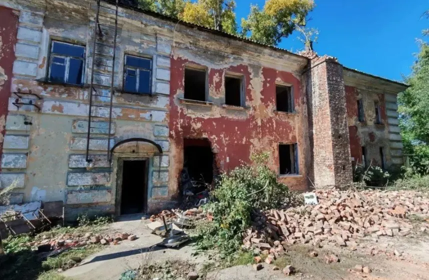 В Железнодорожном районе Барнаула начались работы по сносу аварийного дома на улице Новоугольной, 34; жильцов расселили по муниципальной программе.