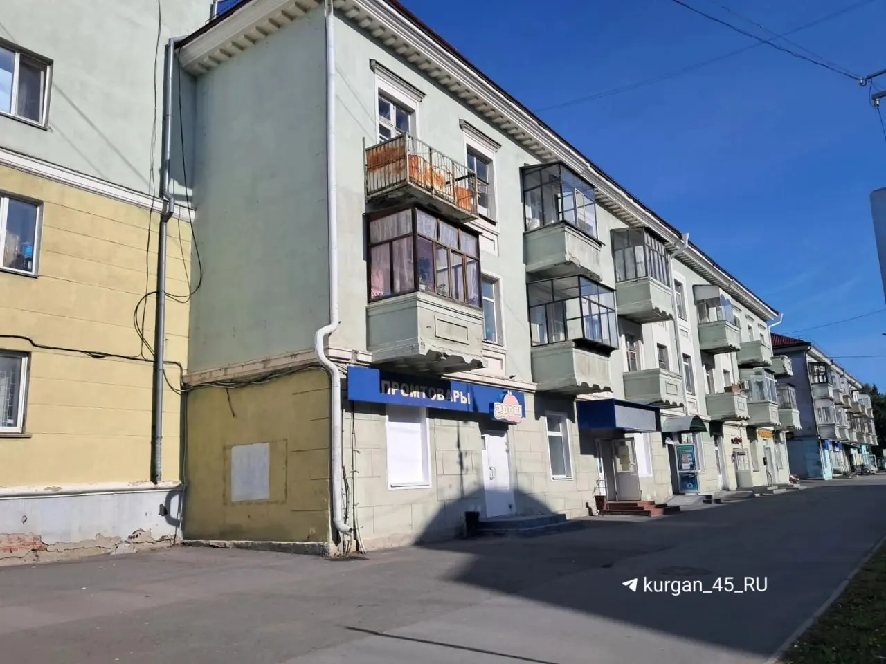 В Кургане продолжается затопление kanalизационными стоками в доме на Станционной. Жильцы жалуются на бездействие УК и попытки убрать засор.