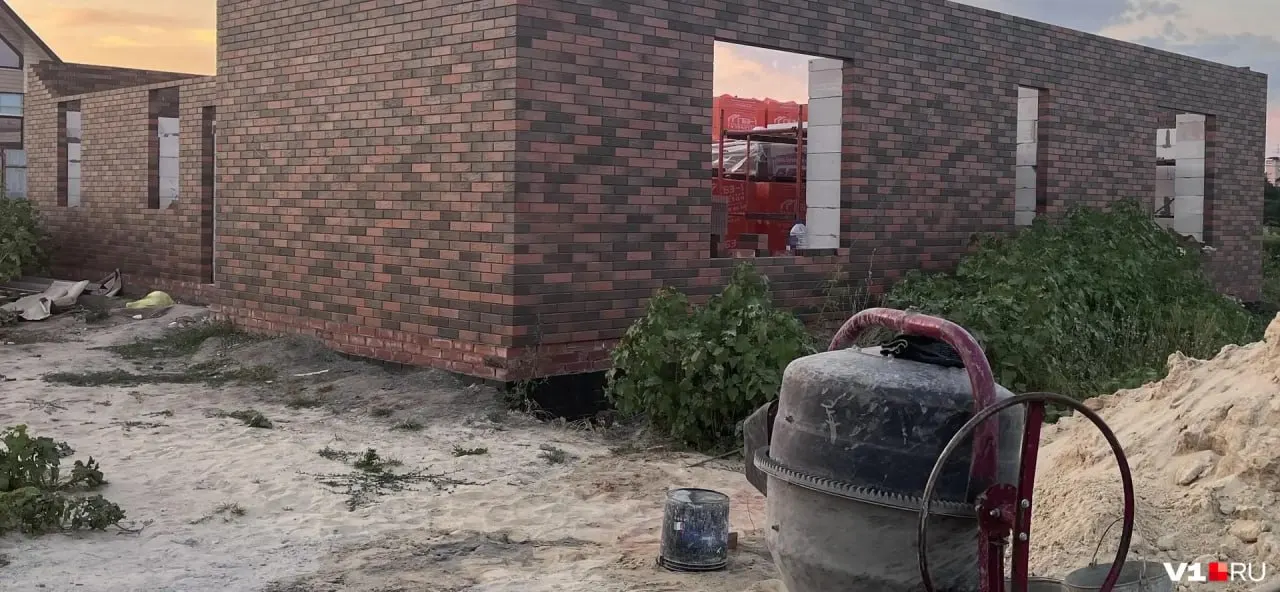 Городские власти заявили, что подключение к центральной водопроводной сети возможно только после завершения крупного проекта по водоснабжению района. Пока семья остается без воды.
