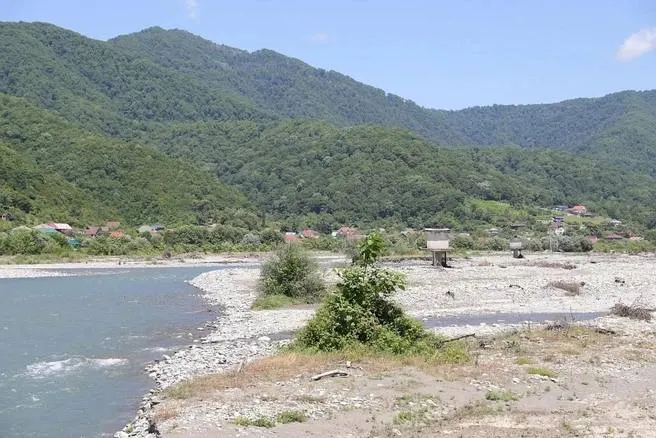 В Лазаревском районе Сочи восстановлена подача воды после прорыва трубопровода, смытого рекой Шахе.