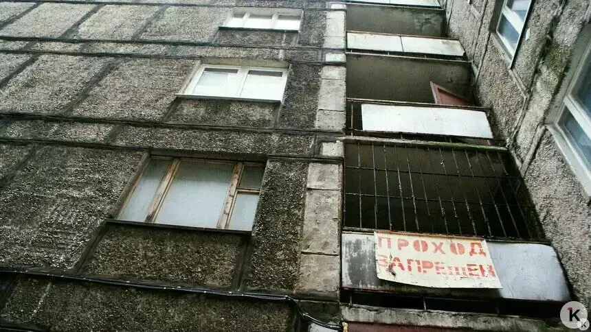На участке, где ранее стоял дом №70, обсудят варианты благоустройства: детская площадка, сквер или парковка. Работы предполагаются завершить к весне 2027 года после экспертизы.